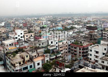 Una vista dall'alto della parte sud-est della città di Dhaka. Dhaka è la capitale del Bangladesh, si trova nel Bangladesh centrale lungo il fiume Buriganga. Dhaka è una delle città più popolate ed è stata classificata come la nona città più inquinata del mondo. Nel 2016, la popolazione è di 18,237 milioni nella zona più grande di Dhaka, mentre la città stessa ha una popolazione stimata a circa 8,5 milioni secondo i dati. Marzo 30, 2022. Foto di Habibur Rahman/ABACAPRESS.COM Foto Stock