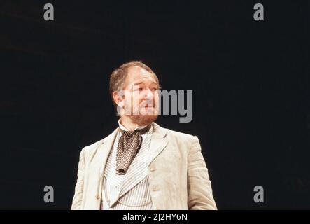 L'attore Michael Gambon suona la parte di Vanya nel gioco 'Uncle Vanya' di Chekhov al Vaudeville Theatre di Londra. 18th maggio 1988. Foto Stock