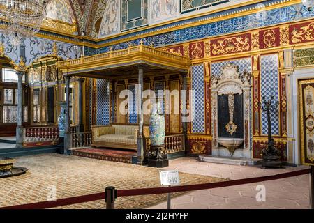 ISTAMBUL, TURCHIA - 11 SETTEMBRE 2017: Questa è la sala nell'Harem del Palazzo Topkapi, in cui i sultani sono stati intrattenuti con il loro harem (Hu Foto Stock