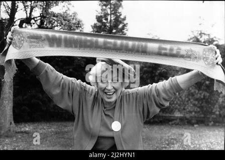 Giugno Whitfield, attrice e Wimbledon Football Club sostenitore tiene le squadre sciarpa aloft per celebrare Wimbledon raggiungere la finale fa Cup contro Liverpool, il mese prossimo a Wembley, maggio 1988. Giugno è presidente del Wimbledon sostiene il club. Foto scattata il 30th aprile 1988 Foto Stock