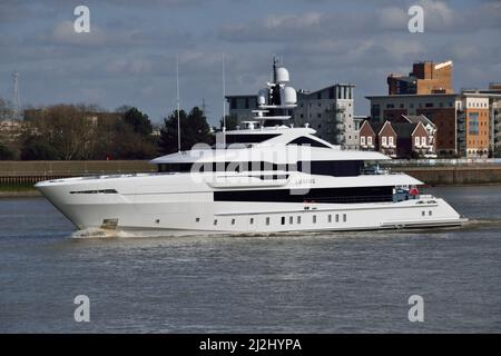 Il lussuoso yacht di nuova costruzione LUSINE arriva sul Tamigi a Londra. Foto Stock