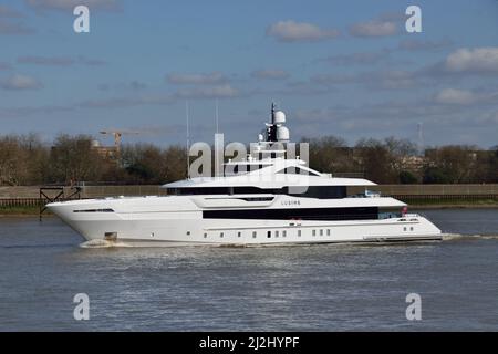 Il lussuoso yacht di nuova costruzione LUSINE arriva sul Tamigi a Londra. Foto Stock