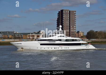 Il lussuoso yacht di nuova costruzione LUSINE arriva sul Tamigi a Londra. Foto Stock