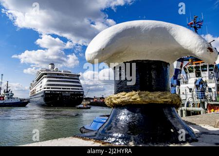 Rotterdam, Paesi Bassi. 2nd Apr 2022. 2022-04-02 12:07:07 ROTTERDAM - nave passeggeri De Volendam della Holland America Line nel Merwehaven a Rotterdam. La nave passeggeri si ancorerà per tre mesi a Merwehaven per essere utilizzata come rifugio di emergenza per i rifugiati ucraini. ANP ROBIN UTRECHT netherlands out - belgium out Credit: ANP/Alamy Live News Foto Stock