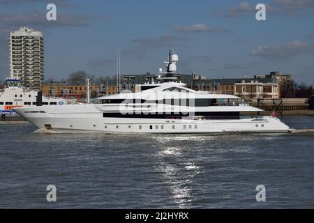 Il lussuoso yacht di nuova costruzione LUSINE arriva sul Tamigi a Londra. Foto Stock