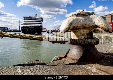 Rotterdam, Paesi Bassi. 2nd Apr 2022. 2022-04-02 12:10:14 ROTTERDAM - nave passeggeri De Volendam della Holland America Line nel Merwehaven a Rotterdam. La nave passeggeri si ancorerà per tre mesi a Merwehaven per essere utilizzata come rifugio di emergenza per i rifugiati ucraini. ANP ROBIN UTRECHT netherlands out - belgium out Credit: ANP/Alamy Live News Foto Stock