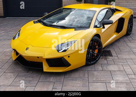 Slovenia, Lubiana - Luglio 5 2021: Supercar gialla di lusso Lamborghini Aventador in strada. Foto Stock