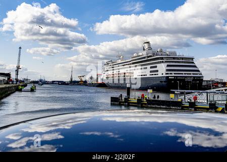 Rotterdam, Paesi Bassi. 2nd Apr 2022. 2022-04-02 12:20:24 ROTTERDAM - nave passeggeri De Volendam della Holland America Line nel Merwehaven a Rotterdam. La nave passeggeri si ancorerà per tre mesi a Merwehaven per essere utilizzata come rifugio di emergenza per i rifugiati ucraini. ANP ROBIN UTRECHT netherlands out - belgium out Credit: ANP/Alamy Live News Foto Stock