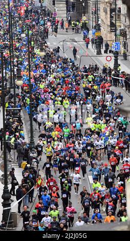 Corridori durante la gara di mezza maratona di Praga 2022 nel centro di Praga, Repubblica Ceca, 2 aprile 2022. (Foto CTK/Katerina Sulova) Foto Stock