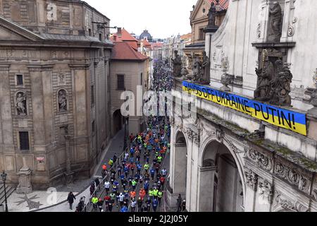 Corridori durante la gara di mezza maratona di Praga 2022 nel centro di Praga, Repubblica Ceca, 2 aprile 2022. (Foto CTK/Katerina Sulova) Foto Stock