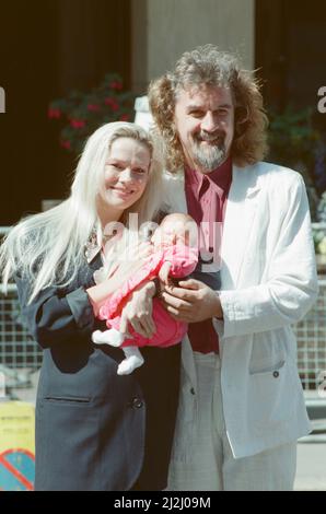 Billy Connolly, Pamela Stephenson e il loro nuovo bambino Scarlett Connolly. 6th agosto 1988. Foto Stock