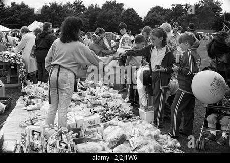 Era una giornata piena di rumore, azione, musica e divertimento. I tradizionali intrattenimenti estivi di Kirklees sono giunti a una conclusione colorata con il Gala Day a Greenhead Park, che ha attirato migliaia di persone nonostante il tempo umido e coperto. 13th agosto 1988. Foto Stock