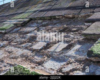 Sheerness, Kent, Regno Unito. 2nd Apr 2022. UK Meteo: Le difese del mare a Sheerness, Kent sono state danneggiate / compromesse da tempo cattivo recente, tra cui diversi giorni di forti venti del nord est e una marea di picco ieri. Un enorme buco è apparso nelle difese del mare dove molti grandi flagstones sono caduti dalla fascia protettiva del mare. Credit: James Bell/Alamy Live News Foto Stock