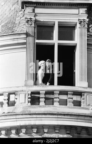 Anthony Andrews come re Edoardo VIII e Jane Seymour come Wallis Simpson sul set di "la donna che amava" in Chantilly. 10th dicembre 1987. Zxsa Foto Stock