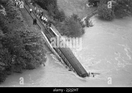 Il Glanrhyd Bridge, presso il fiume Towey, vicino a Llandeilo, Carmarthenshire, Galles, che crollò e fu spazzato via il 19 ottobre 1987 a causa di inondazioni. La manifestazione si è svolta all'inizio di lunedì 19 ottobre 1987. Il treno passeggeri 05:27 da Swansea a Shrewsbury sul cuore di Wales Line, costituito da una DMU di classe 108 a due auto cadde nel fiume Towy vicino Llandeilo a circa 7 del mattino. L'incidente è stato causato dal ponte Glanrhyd parzialmente lavato via dal fiume gonfio. Il treno si stava muovendo a soli 10 miglia all'ora, che era il limite di velocità normale per questo ponte. Muoiono quattro persone Foto Stock