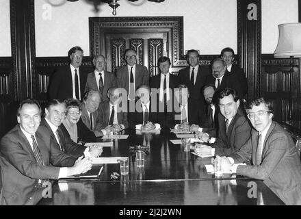 Labor Party Shadow Cabinet 1988Back ROW L R Michael Meacher, David Clark , Donald Dewar, Brian Gould, Barry Jones, Tony Blair, Frank Dobson . Prima fila L R Jack Cunningham, Derek Foster, Neil Kinnock, Roy Hattersley, Robin Cook, John Prescott, Gordon Brown Jack Straw Foto Stock