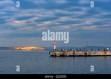 Canakkale, Turchia. Febbraio 18th 2022 splendido panorama del molo nella città portuale di Canakkale guardando verso i Dardanelli e Gallipoli Foto Stock