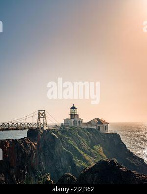 Una foto verticale del faro di Point Bonita al tramonto a San Francisco. Foto Stock