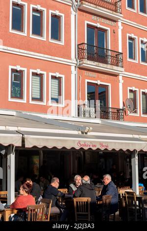 Canakkale, Turchia. Febbraio 18th 2022 Un popolare ristorante caffè sul porto della città vecchia di Canakkale, occupato di negozi e turisti accanto al Dardanel Foto Stock