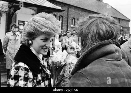 La principessa Diana, Principessa del Galles visto qui arrivando alla stazione di Middlesbrough durante una visita a Teesside. Il 18 marzo 1987 Foto Stock