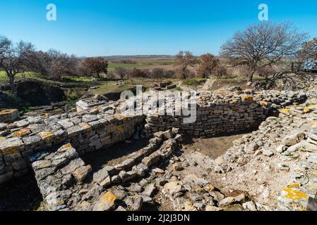 Le rovine archeologiche dell'antica città di Troia, con vista sulla pianura troiana e la città portuale di Canakkale nella Turchia occidentale. Foto Stock