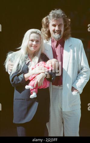 Billy Connolly, Pamela Stephenson e il loro nuovo bambino Scarlett Connolly. 6th agosto 1988. Foto Stock