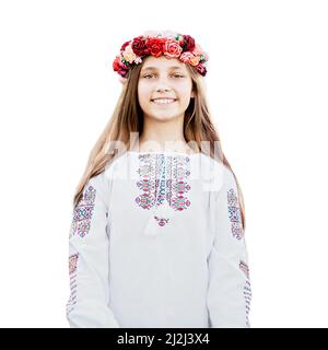 Bambina Ucraina in camicia ricamata vyshyvanka Ucraina isolata su sfondo bianco. Foto Stock