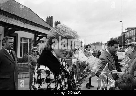 La Principessa Diana, la Principessa del Galles e il Principe Carlo, Principe del Galles, visto qui arrivare alla Stazione di Middlesbrough durante una visita a Teesside. 18th marzo 1987 Foto Stock