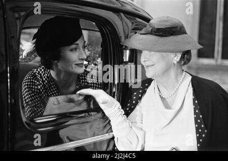 Olivia De Havilland e Jane Seymour come Wallis Simpson sul set di 'la donna che amava' in Chantilly. 10th dicembre 1987. Foto Stock