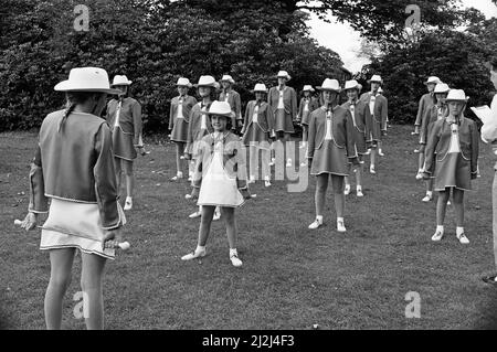 Era una giornata piena di rumore, azione, musica e divertimento. I tradizionali intrattenimenti estivi di Kirklees sono giunti a una conclusione colorata con il Gala Day a Greenhead Park, che ha attirato migliaia di persone nonostante il tempo umido e coperto. 13th agosto 1988. Foto Stock