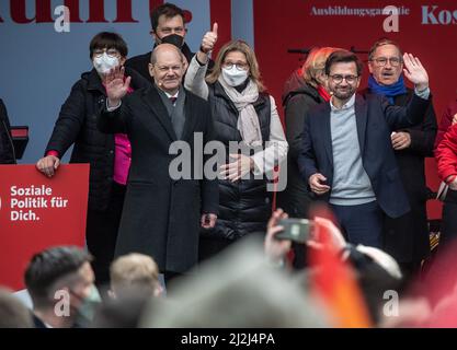 Essen, Germania. 02nd Apr 2022. I leader del partito Saskia Esken e Lars Klingbeil, il cancelliere tedesco OLAF Scholz, Anke Rehlinger, vincitore delle elezioni a Saarland, e Thomas Kutschaty, primo candidato in NRW (tutti SPD, l-r) si sono riuniti sul palco al lancio della campagna elettorale della SPD NRW. Credit: Bernd Thissen/dpa/Alamy Live News Foto Stock