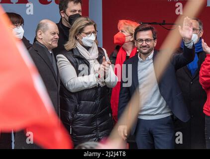 Essen, Germania. 02nd Apr 2022. I leader del partito Saskia Esken e Lars Klingbeil, il cancelliere OLAF Scholz, Anke Rehlinger, vincitore delle elezioni a Saarland, Hannelore Kraft, ex presidente del ministro, e Thomas Kutschaty, candidato di primo piano (tutti SPD, l-r) si riuniscono sul palco della campagna elettorale della SPD NRW. Credit: Bernd Thissen/dpa/Alamy Live News Foto Stock