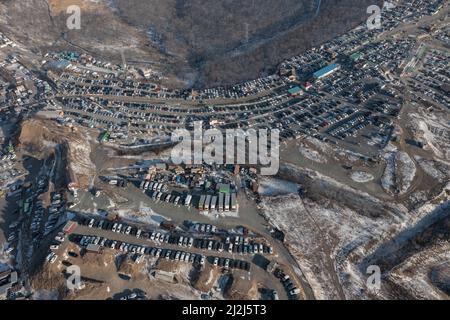 File di auto in piedi al mercato auto girato dall'alto. Vendita di auto usate portate dal Giappone. Foto Stock