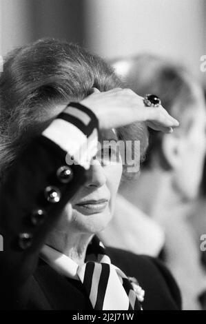 Il primo Ministro Margaret Thatcher svela il Manifesto del Partito Torio per le elezioni generali del 1987. 19th maggio 1987. Foto Stock