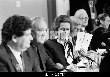 Il primo Ministro Margaret Thatcher svela il Manifesto del Partito Torio per le elezioni generali del 1987. 19th maggio 1987. Foto Stock