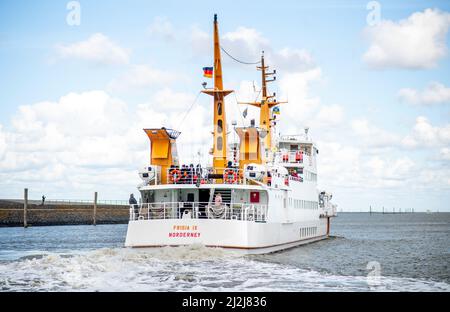 Norddeich, Germania. 02nd Apr 2022. Il traghetto 'Frisia IX' dell'AG Reederei Norden-Frisia lascia il porto per la traversata verso Juist. Nel 04.04.2022 iniziano le vacanze pasquali in bassa Sassonia, Brema e Schleswig-Holstein, già in questo fine settimana molti turisti sono attesi sulla costa. Credit: Hauke-Christian Dittrich/dpa/Alamy Live News Foto Stock