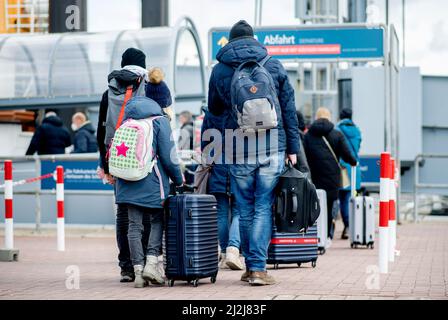 Norddeich, Germania. 02nd Apr 2022. I turisti vanno al terminal dei traghetti con i bagagli a un traghetto di AG Reederei Norden-Frisia per andare all'isola di Norderney. Nel 04.04.2022 iniziano le vacanze pasquali in bassa Sassonia, Brema e Schleswig-Holstein, già in questo fine settimana molti turisti sono attesi sulla costa. Credit: Hauke-Christian Dittrich/dpa/Alamy Live News Foto Stock