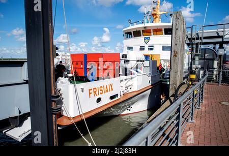 Norddeich, Germania. 02nd Apr 2022. Il traghetto «Frisia IX» dell'AG Reederei Norden-Frisia è caricato nel porto per la traversata verso Juist. Nel 04.04.2022 iniziano le vacanze pasquali in bassa Sassonia, Brema e Schleswig-Holstein, già in questo fine settimana molti turisti sono attesi sulla costa. Credit: Hauke-Christian Dittrich/dpa/Alamy Live News Foto Stock