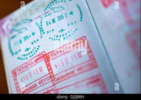 Immigrazione francobolli di frontiera dalla Georgia e Ucraina nel passaporto. Foto Stock