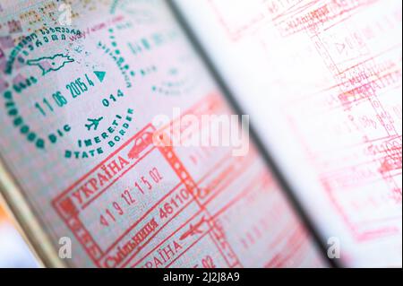 Immigrazione francobolli di frontiera dalla Georgia e Ucraina nel passaporto. Foto Stock