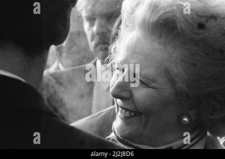 Margaret Thatcher PM, visita Valley Parade, sede del Bradford City Football Club, venerdì 20th febbraio 1987. Il primo Ministro ha ispezionato la riqualificazione del Valley Parade Ground, richiesta dopo un devastante incendio di sabato 11th maggio 1985, che ha ucciso 56 persone e ferito almeno 265 altre. Foto Stock
