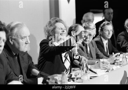 Il primo Ministro Margaret Thatcher svela il Manifesto del Partito Torio per le elezioni generali del 1987. 19th maggio 1987. Foto Stock