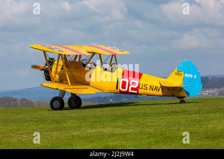 Compton Abbas, Dorset Regno Unito. 2nd aprile 2022. Tempo britannico: Velivoli leggeri , compresi alcuni vintage, prendono al cielo in una giornata soleggiata, ma fredda, a Compton Abbas Airfield nel Dorset. Biplanare colorato di Stearman. Credit: Carolyn Jenkins/Alamy Live News Foto Stock