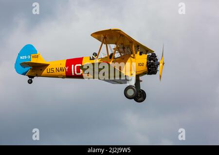 Compton Abbas, Dorset Regno Unito. 2nd aprile 2022. Tempo britannico: Velivoli leggeri , compresi alcuni vintage, prendono al cielo in una giornata soleggiata, ma fredda, a Compton Abbas Airfield nel Dorset. Biplanare di Stearman. Credit: Carolyn Jenkins/Alamy Live News Foto Stock