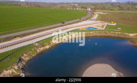 Vista aerea di opere di ingegneria dura per proteggere A40 vicino Llanegwad da meandro sul fiume Towy. Foto Stock