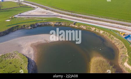 Vista aerea di opere di ingegneria dura per proteggere A40 vicino Llanegwad da meandro sul fiume Towy. Foto Stock