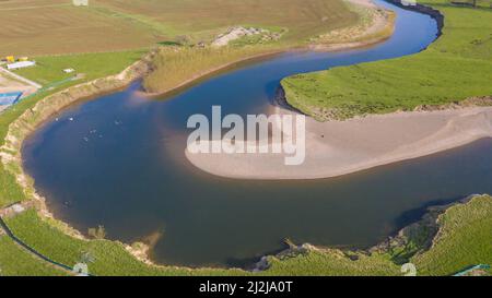 Vista aerea di opere di ingegneria dura per proteggere A40 vicino Llanegwad da meandro sul fiume Towy. Foto Stock