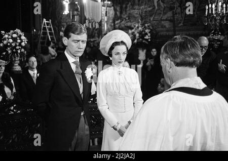 Anthony Andrews come re Edoardo VIII e Jane Seymour come Wallis Simpson sul set di "la donna che amava" in Chantilly. 10th dicembre 1987. Zxsa Foto Stock