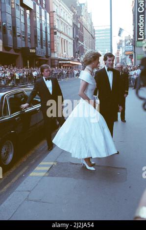 S.A.R. la Principessa del Galles, la Principessa Diana partecipa all'esecuzione del balletto la Bayadere al London Coliseum di Londra. Ken Wharfe, la guardia del corpo di Diana tiene aperta la porta dell'auto per lei. Foto scattata il 18th luglio 1988 Foto Stock