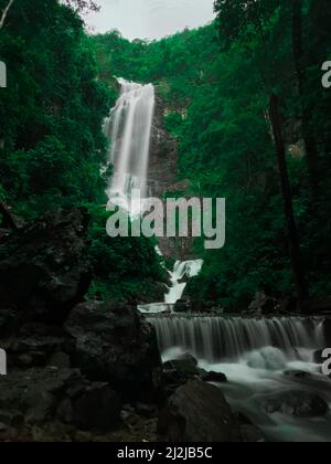 La bella cascata di Temurun sparato nel mezzo della foresta, Langkawi, Malesia Foto Stock